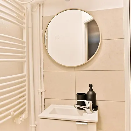 Cozy And Convenient In Asnieres-sur-seine-ii アニエール