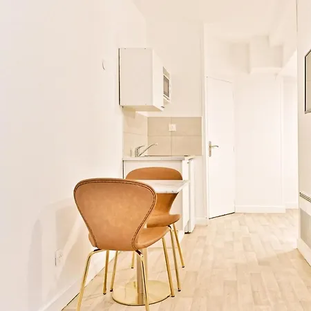 Cozy And Convenient In Asnieres-sur-seine-ii