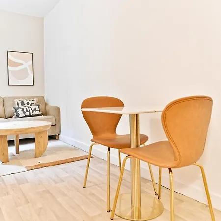 Cozy And Convenient In Asnieres-sur-seine-ii アパート