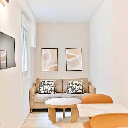 Cozy And Convenient In Asnieres-sur-seine-ii アパート アニエール