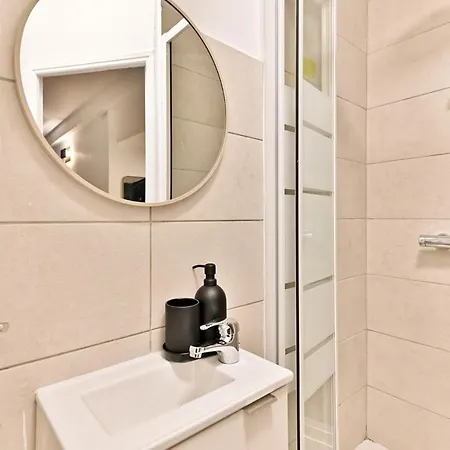 Cozy And Convenient In Asnieres-sur-seine-ii アニエール